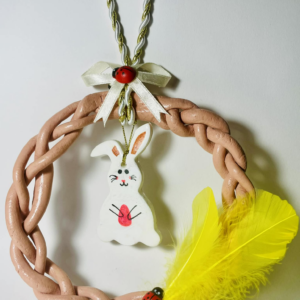 Χειροποίητο πασχαλινό στεφάνι με κουνελάκι από πηλό